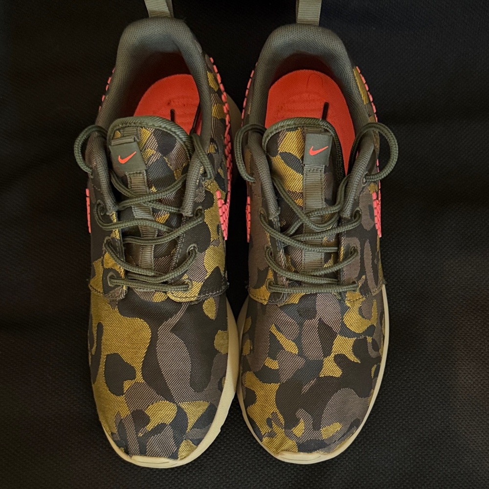 Nike roshe one sneakers , atomic pink and camo print - Picture 5 of 7